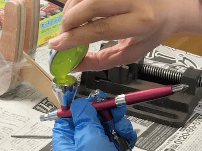 塗料をカップに入れる