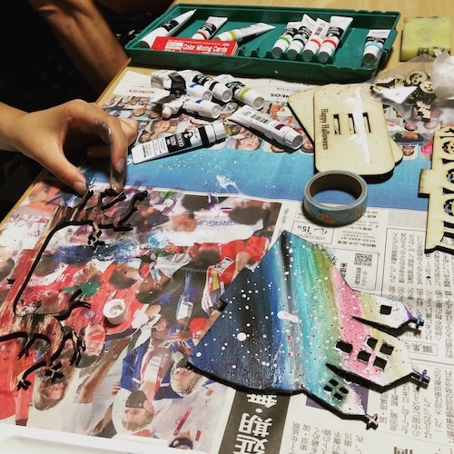 アクリル絵の具とデコレーション素材