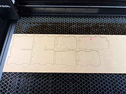 レーザーカットの様子